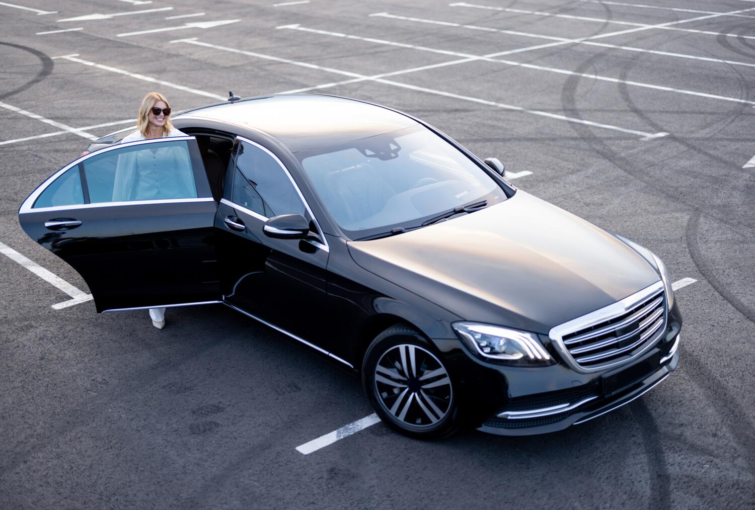 Mercedes-Benz Clase S negro con la puerta trasera abierta